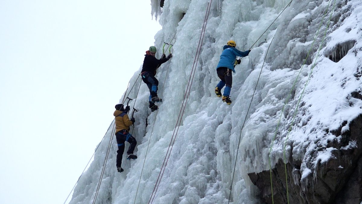 Umělá ledová stěna na Vysočině je otevřena lezcům. Počasí nabízí ideální podmínky